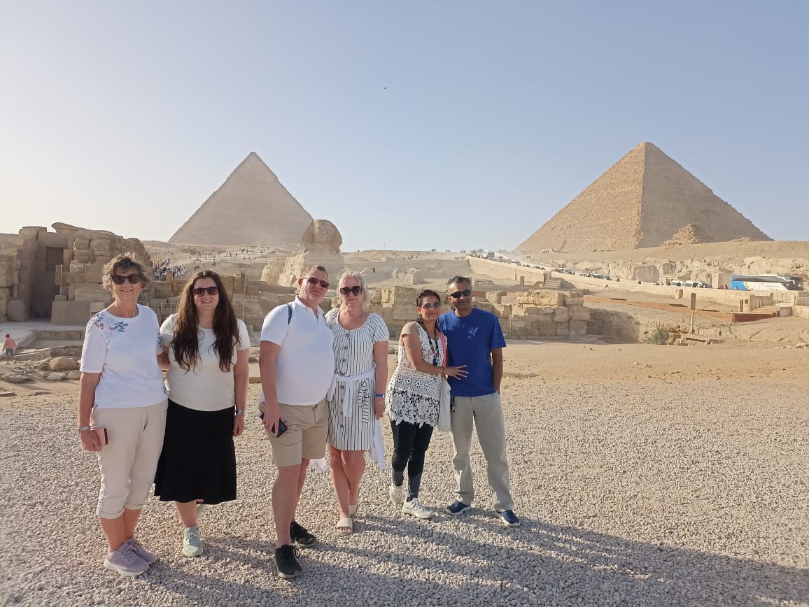 Rejs po Nilu – statek wycieczkowy na tle zachodu słońca