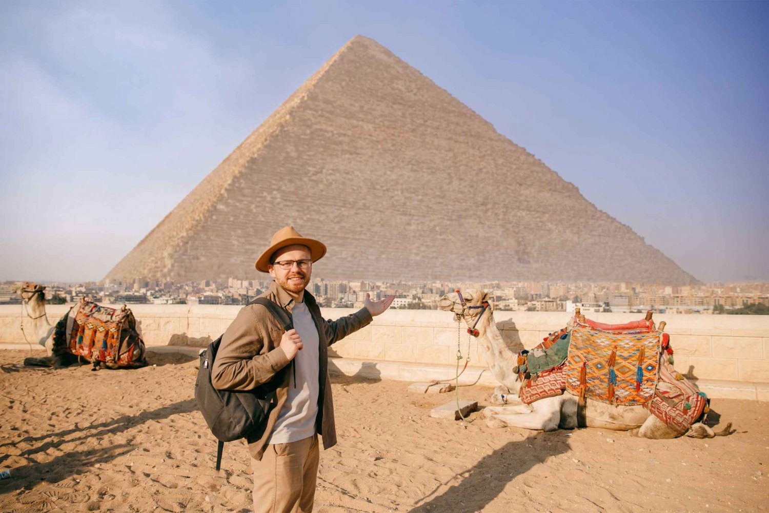 lokalny przewodnik w Egipcie oprowadzający turystów przy piramidach w Gizie