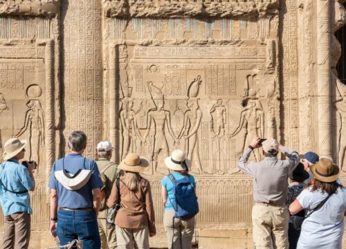 Zorganizowana wycieczka czy podróż indywidualna? Dlaczego warto wybrać wycieczkę z przewodnikiem