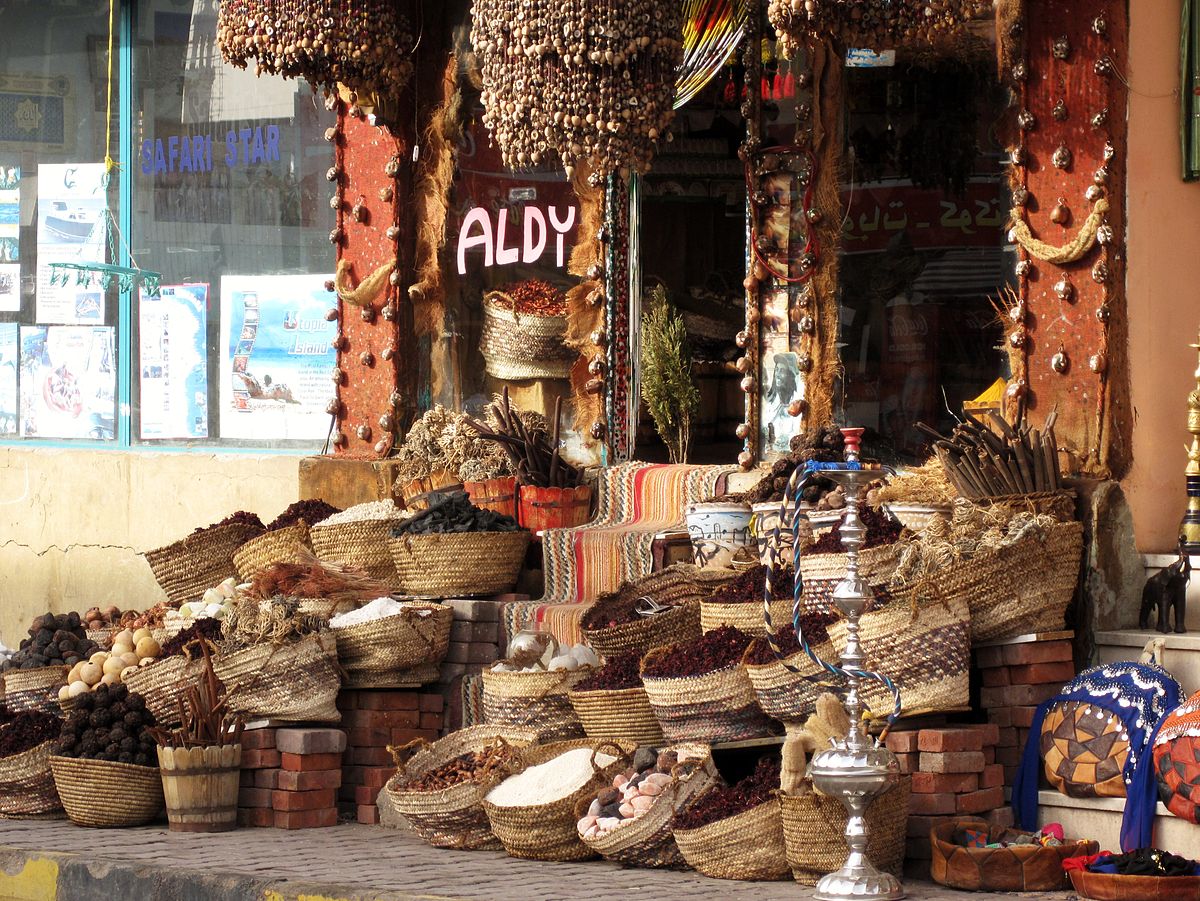 Hurghada City Tour – główna ulica bazaru w El Dahar nocą